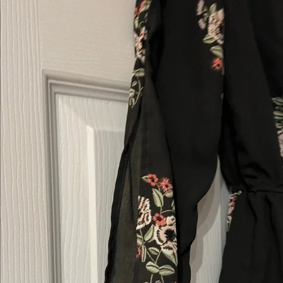 Streetwear Society Black Floral Blouse - Picture 4 of 6